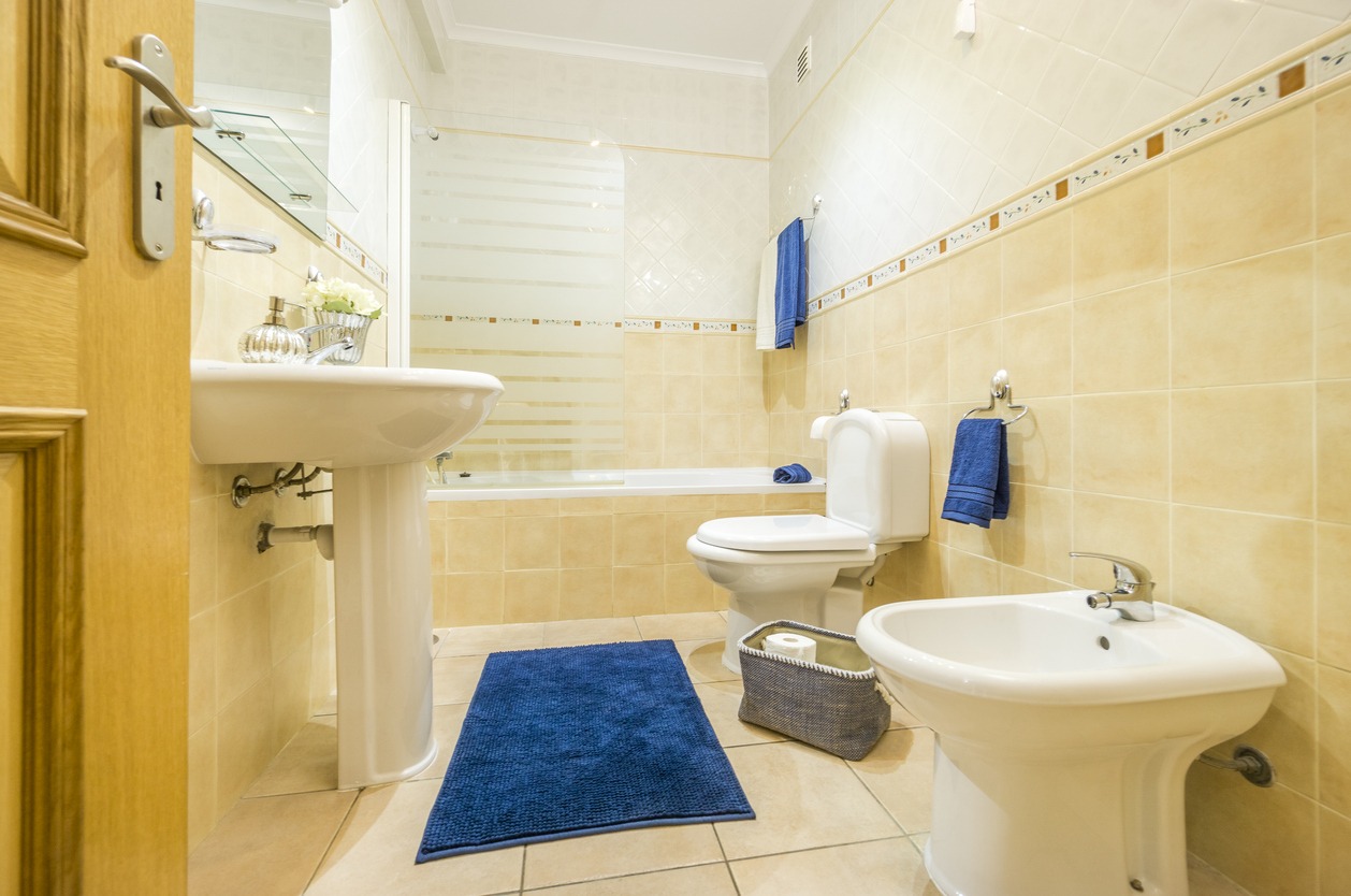 Classic bathroom with blue towels and rug