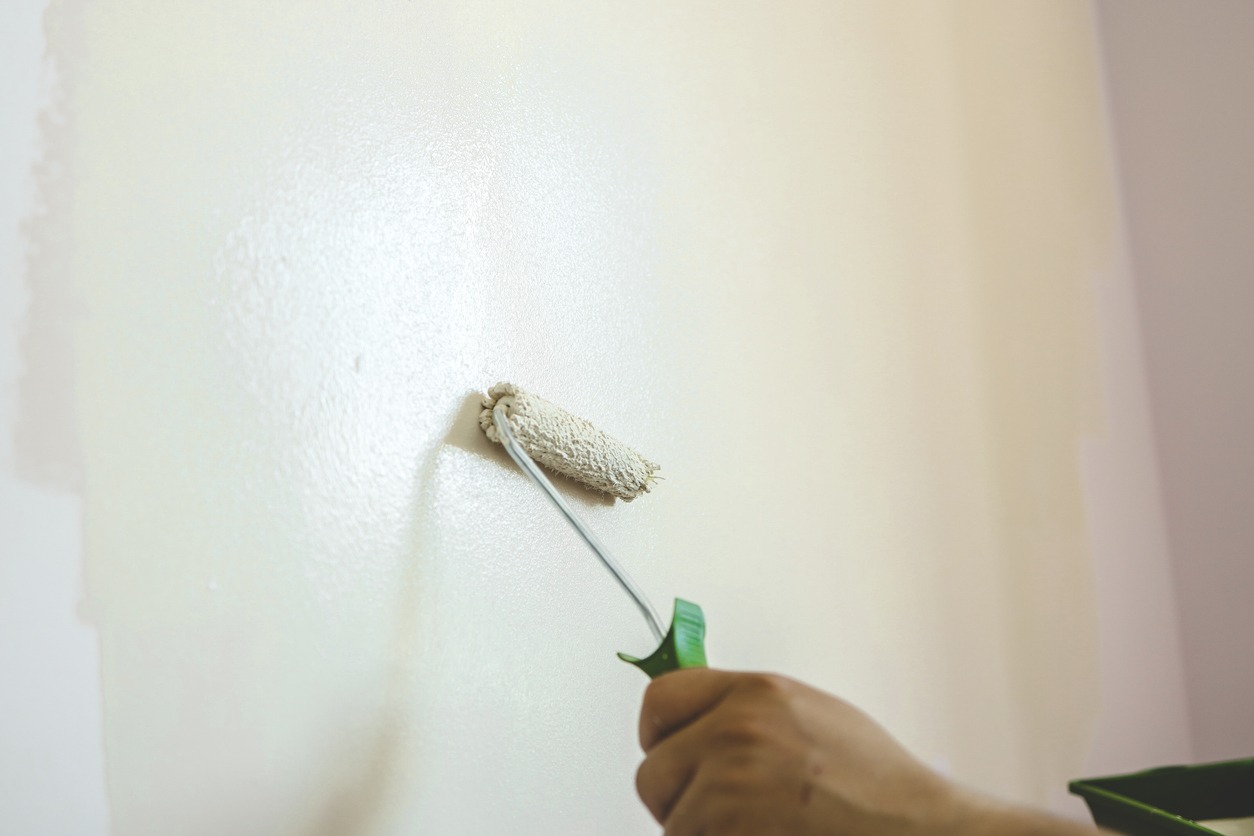 Painting the walls of a room. Paint Roller Techniques